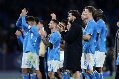 NAPLES, ITALY - DECEMBER 29: Napoli team celebrate the victory after the Serie A match between Napoli and Venezia at Stadio Diego Armando Maradona on December 29, 2024 in Naples, Italy. (Photo by Francesco Pecoraro/Getty Images)