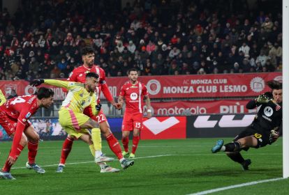 epa11790522 Juventus FC's forward Nicolas Gonzalez scores a goal during the Italian Serie A soccer match between AC Monza and Juventus FC at U-Power Stadium in Monza, Italy, 22 December 2024. EPA-EFE/ROBERTO BREGANI