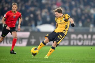 epa11781491 Niccolo Barella of Inter Milan scores the 0-3 goal during the Italian Serie A soccer match between SS Lazio and FC Inter, in Rome, Italy, 16 December 2024. EPA-EFE/ALESSANDRO DI MEO