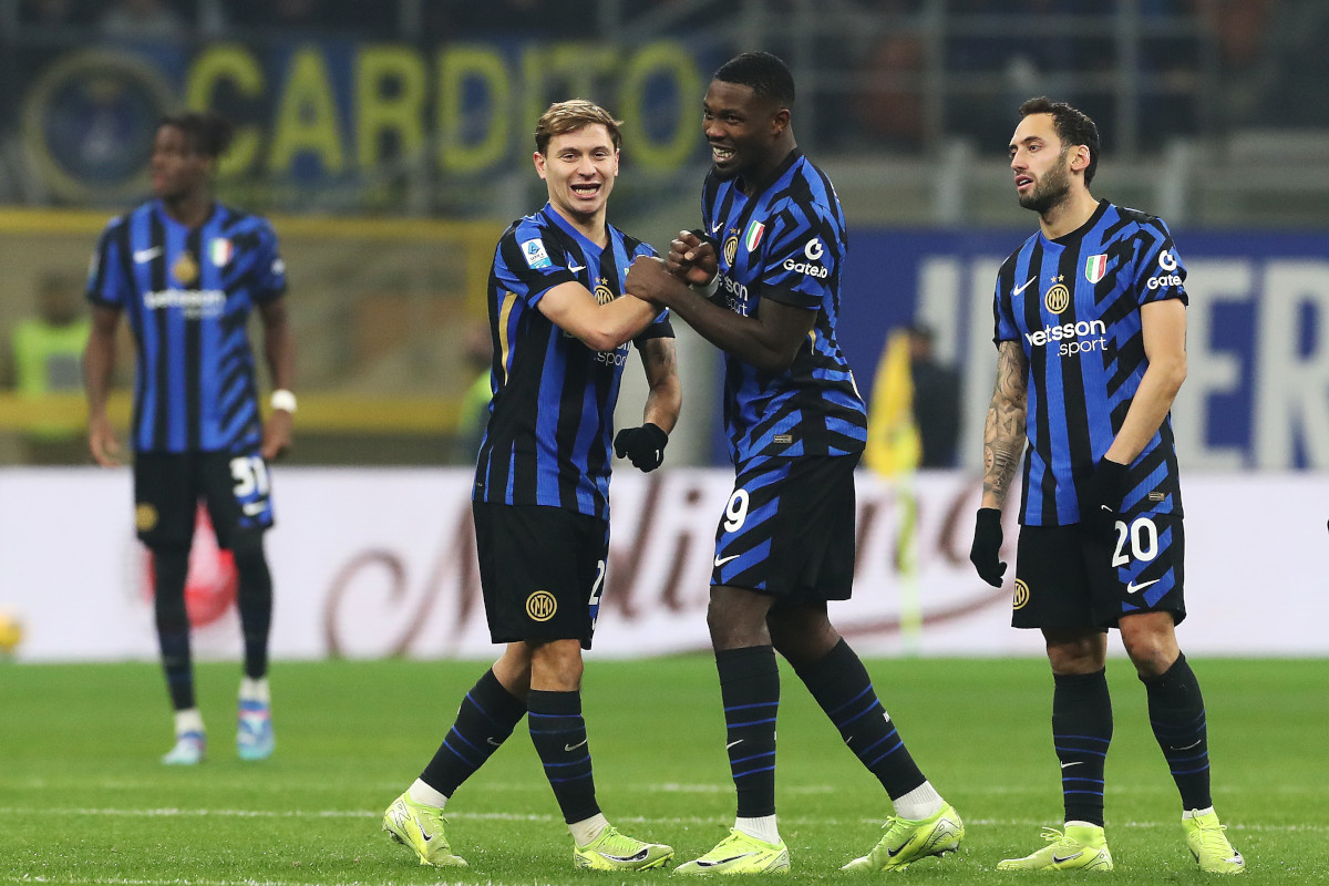 MILAN, ITALY - DECEMBER 06: Nicolo Barella of FC Internazionale celebrates his team's second goal from the penalty spot with his teammates Marcus Thuram and Hakan Calhanoglu during the Serie A match between FC Internazionale and Parma at Stadio Giuseppe Meazza on December 06, 2024 in Milan, Italy. (Photo by Marco Luzzani/Getty Images)