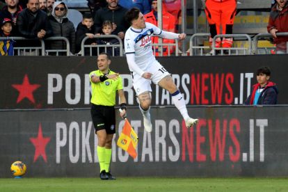 CAGLIARI, ITALY - DECEMBER 14: Nicolò Zaniolo of Atalanta celebrates his goal 0-1 during the Serie A match between Cagliari and Atalanta at Sardegna Arena on December 14, 2024 in Cagliari, Italy. (Photo by Enrico Locci/Getty Images)