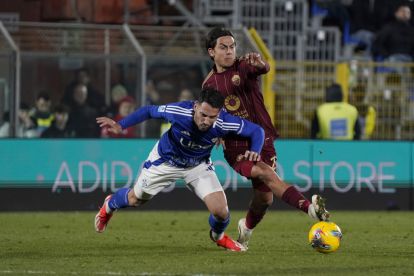 COMO, ITALY - DECEMBER 15: (L-R) Edoardo Goldaniga of Como 1907 battles for the ball with Paulo Dybala of AS Roma during the Serie A match between Como and AS Roma at Stadio G. Sinigaglia on December 15, 2024 in Como, Italy. (Photo by Pier Marco Tacca/Getty Images)