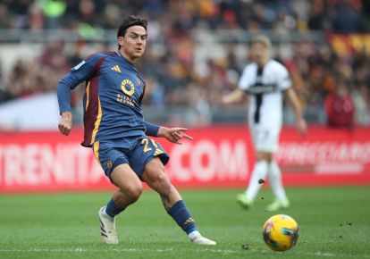 ROME, ITALY - DECEMBER 22: Paulo Dybala of AS Roma passes the ball during the Serie A match between AS Roma and Parma at Stadio Olimpico on December 22, 2024 in Rome, Italy. (Photo by Paolo Bruno/Getty Images)