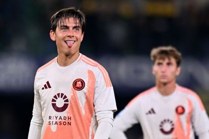 VERONA, ITALY - NOVEMBER 03: Paulo Dybala of AS Roma during the Serie A match between Verona and AS Roma at Stadio Marcantonio Bentegodi on November 03, 2024 in Verona, Italy. (Photo by Alessandro Sabattini/Getty Images)