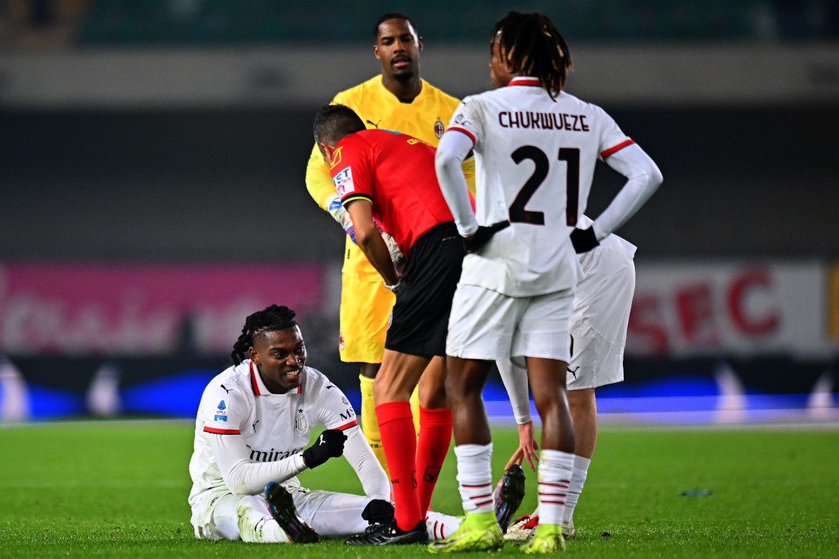 VERONA, ITALY - DECEMBER 20: Rafael Leao of AC Milan is injured during the Serie A match between Verona and AC Milan at Stadio Marcantonio Bentegodi on December 20, 2024 in Verona, Italy. (Photo by Alessandro Sabattini/Getty Images)