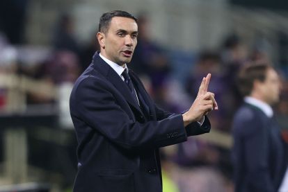 FLORENCE, ITALY - DECEMBER 12: Head Coach of ACF Fiorentina Raffaele Palladino gestures during the UEFA Europa League 2024/25 League Phase MD6 match between ACF Fiorentina and LASK at Stadio Artemio Franchi on December 12, 2024 in Florence, Italy. (Photo by Gabriele Maltinti/Getty Images)