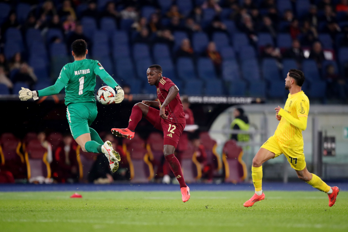 ROME, ITALY - DECEMBER 12: Saud Abdulhamid of AS Roma shoots past Matheus of SC Braga during the UEFA Europa League 2024/25 League Phase MD6 match between AS Roma and SC Braga at Stadio Olimpico on December 12, 2024 in Rome, Italy. (Photo by Paolo Bruno/Getty Images)