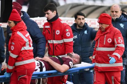 epa11788602 Torino's Sebastian Walukiewicz is stretchered off the pitch during the Italian Serie A soccer match between Torino FC and Bologna FC 1909, in Turin, Italy, 21 December 2024. EPA-EFE/Alessandro Di Marco