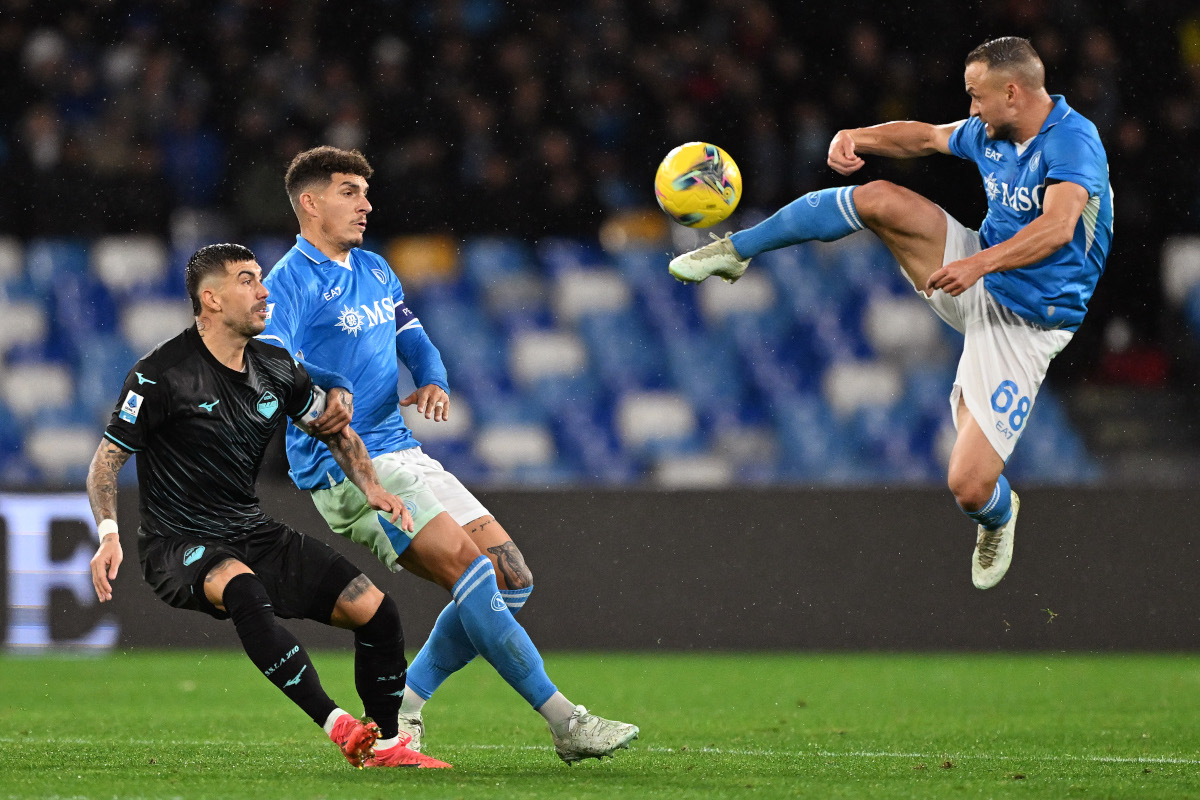 NAPLES, ITALIE - 08 DÉCEMBRE : Stanislav Lobotka de Naples lutte pour la possession avec Mattia Zaccagni de SS Lazio lors du match de Serie A entre Naples et SS Lazio au Stadio Diego Armando Maradona le 08 décembre 2024 à Naples, Italie. (Photo de Francesco Pecoraro/Getty Images)