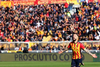 LECCE, ITALY - DECEMBER 15: Tete Morente of Lecce celebrates after scoring his team's first goal during the Serie A match between Lecce and Monza at Stadio Via del Mare on December 15, 2024 in Lecce, Italy. (Photo by Maurizio Lagana/Getty Images)