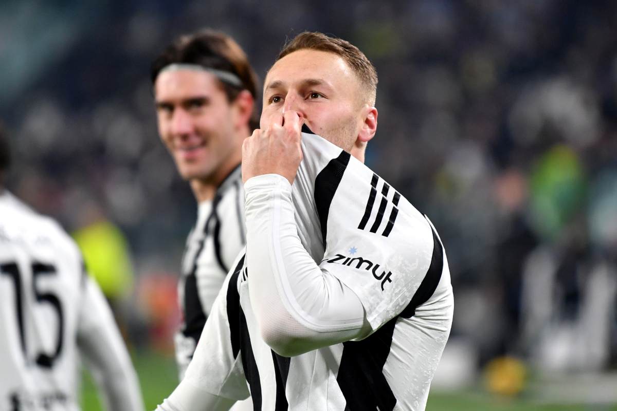 TURIN, ITALY - DECEMBER 17: Teun Koopmeiners of Juventus celebrates by kissing the badge on his jersey after scoring during the Coppa Italia match between Juventus FC and Cagliari Calcio at Allianz Stadium on December 17, 2024 in Turin, Italy scored his team's second goal. (Photo by Valerio Pennicino/Getty Images)