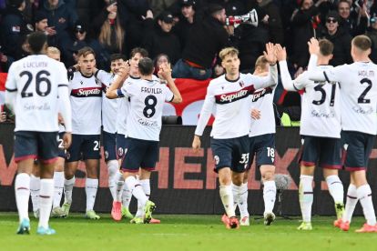 epa11788666 Bologna's Thijs Dallinga (2L) celebrates with teammates after scoring the 0-1 goal during the Italian Serie A soccer match between Torino FC and Bologna FC 1909, in Turin, Italy, 21 December 2024. EPA-EFE/Alessandro Di Marco