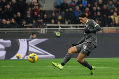 epa11797942 AC Milan's midfielder Tijjani Rejjnders scores the opening goal during the Italian Serie A soccer match AC Milan vs AS Roma at Giuseppe Meazza Stadium in Milan, Italy, 29 December 2024. EPA-EFE/ROBERTO BREGANI