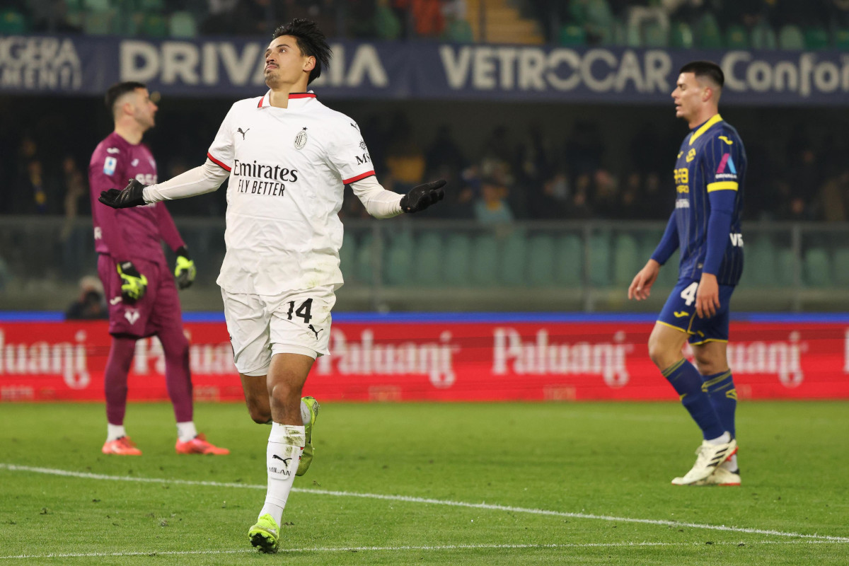 epa11787700 Tijjani Reijnders de Milan célèbre après avoir marquant le but 0-1 lors du match de football italien Serie A entre Hellas Vérone et l'AC Milan, à Vérone, Italie, 20 décembre 2024. EPA-EFE/FILIPPO VENEZIA