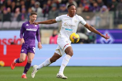 FLORENCE, ITALY - DECEMBER 8: Yerry Mina of Cagliari Calcio in action during the Serie A match between Fiorentina and Cagliari at Stadio Artemio Franchi on December 8, 2024 in Florence, Italy. (Photo by Gabriele Maltinti/Getty Images)