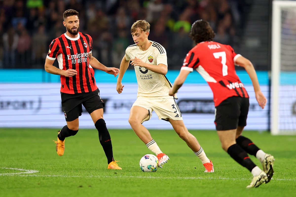 Dean Huijsen of AS Roma makes his down the pitch during the friendly between AC Milan and AS Roma at Optus Stadium on May 31, 2024 in Perth, Australia. (Photo by James Worsfold/Getty Images)