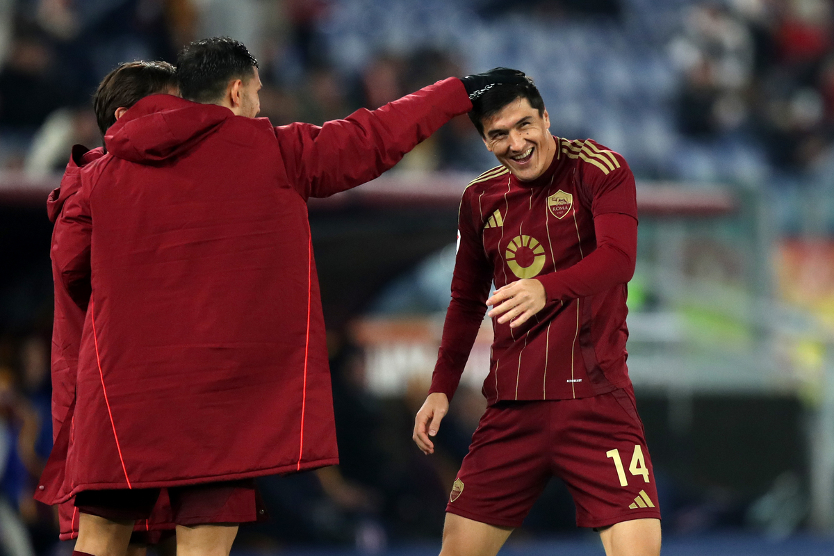 Eldor Shomurodov celebrates with his teammates after scoring his team's fourth goal during the Coppa Italia Third Round match between AS Roma and Sampdoria at Stadio Olimpico on December 18, 2024 in Rome, Italy. (Photo by Paolo Bruno/Getty Images)