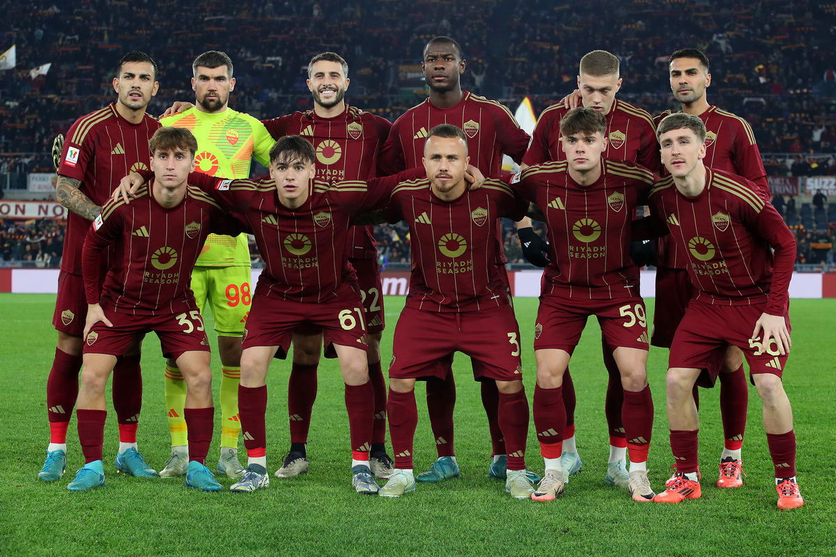 AS Roma players pose for a team photo on the pitch ahead of the Coppa Italia Third Round match between AS Roma and Sampdoria at Stadio Olimpico on December 18, 2024 in Rome, Italy. (Photo by Paolo Bruno/Getty Images)