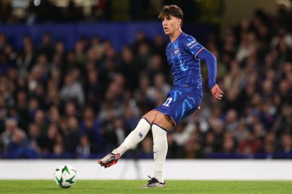 Cesare Casadei of Chelsea passes the ball during the UEFA Conference League 2024/25 League Phase MD1 match between Chelsea FC and KAA Gent at Stamford Bridge on October 03, 2024 in London, England. (Photo by Ryan Pierse/Getty Images)