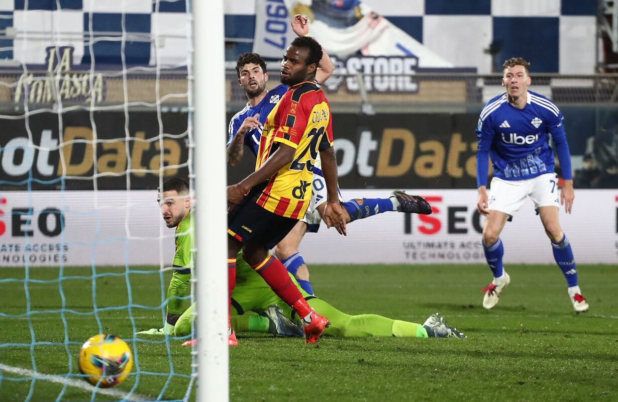 Patrick Cutrone of Como 1907 scores their team's second goal during the Serie A match between Como 1907 and US Lecce at Stadio G. Sinigaglia on December 30, 2024 in Como, Italy. (Photo by Marco Luzzani/Getty Images)