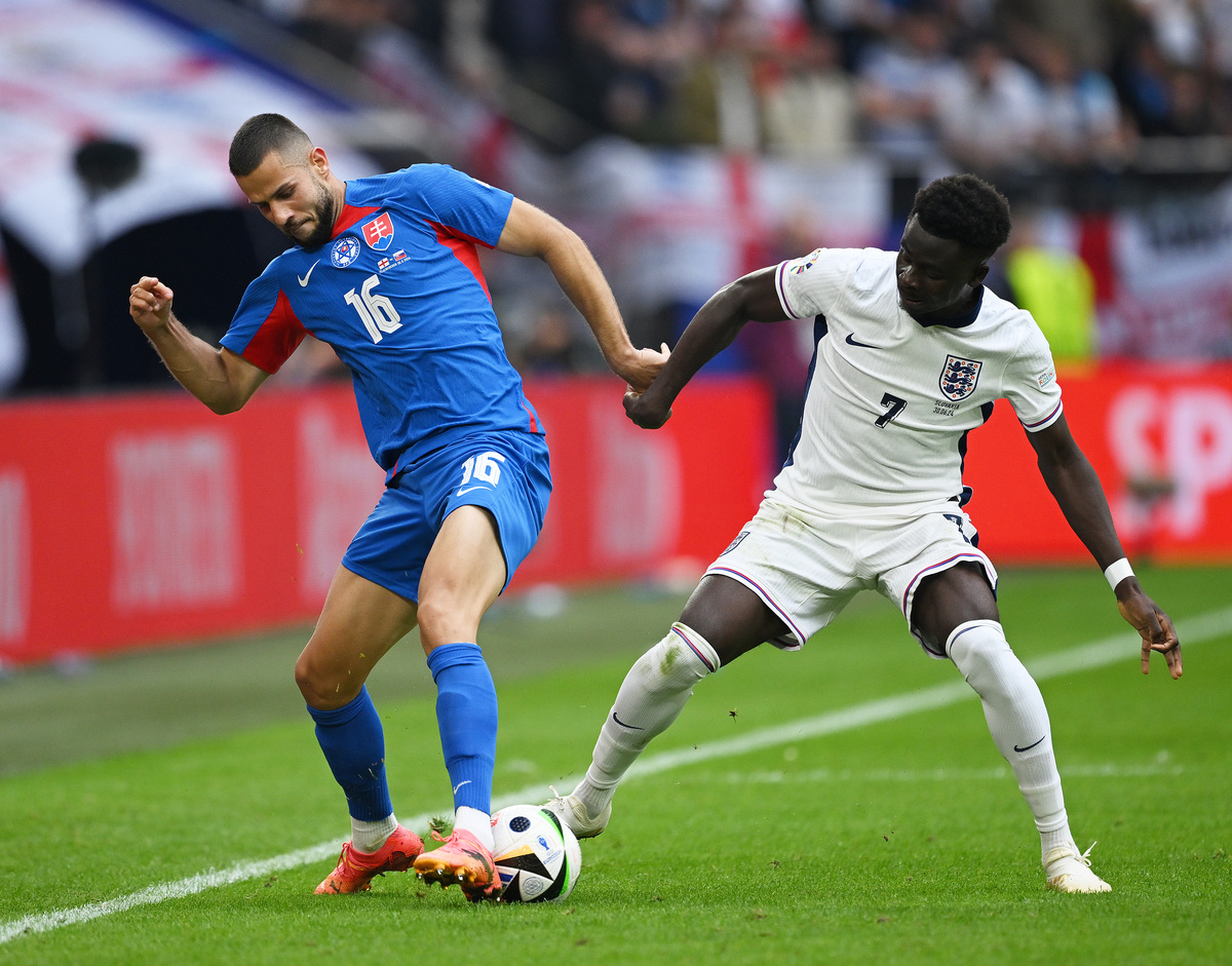 David Hancko de Slovaquie et Bukayo Saka d'Angleterre se battent pour la possession lors des huitièmes de finale de l'UEFA EURO 2024 entre l'Angleterre et la Slovaquie à l'Arena AufSchalke le 30 juin 2024 à Gelsenkirchen, en Allemagne. (Photo de Clive Mason/Getty Images)