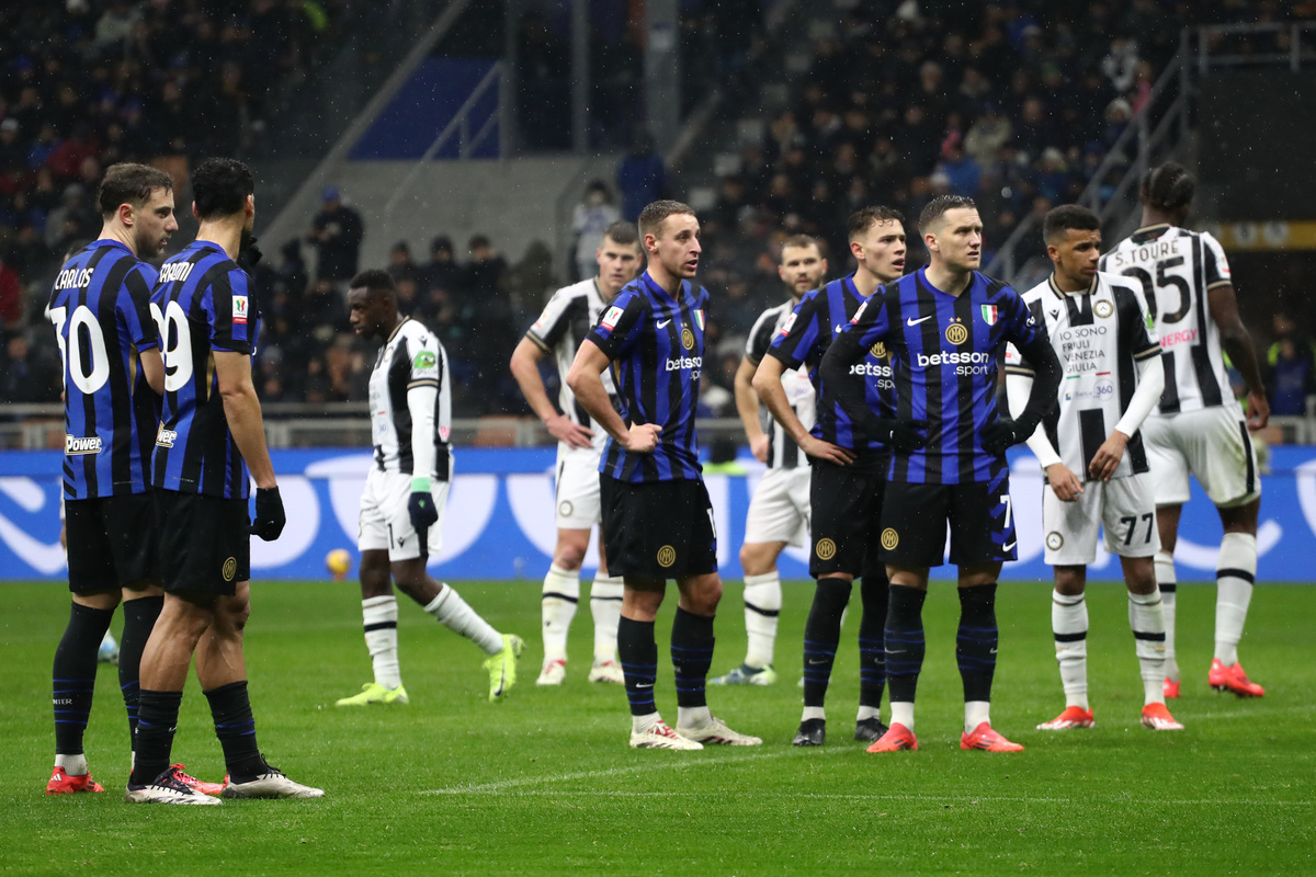 Les joueurs du FC Internazionale et de l'Udinese attendent la reprise du match après qu'un fan soit tombé malade lors de la Coppa Italia, huitième de finale entre le FC Internazionale et l'Udinese Calcio au Stadio Giuseppe Meazza le 19 décembre 2024 à Milan, en Italie. (Photo de Marco Luzzani/Getty Images)