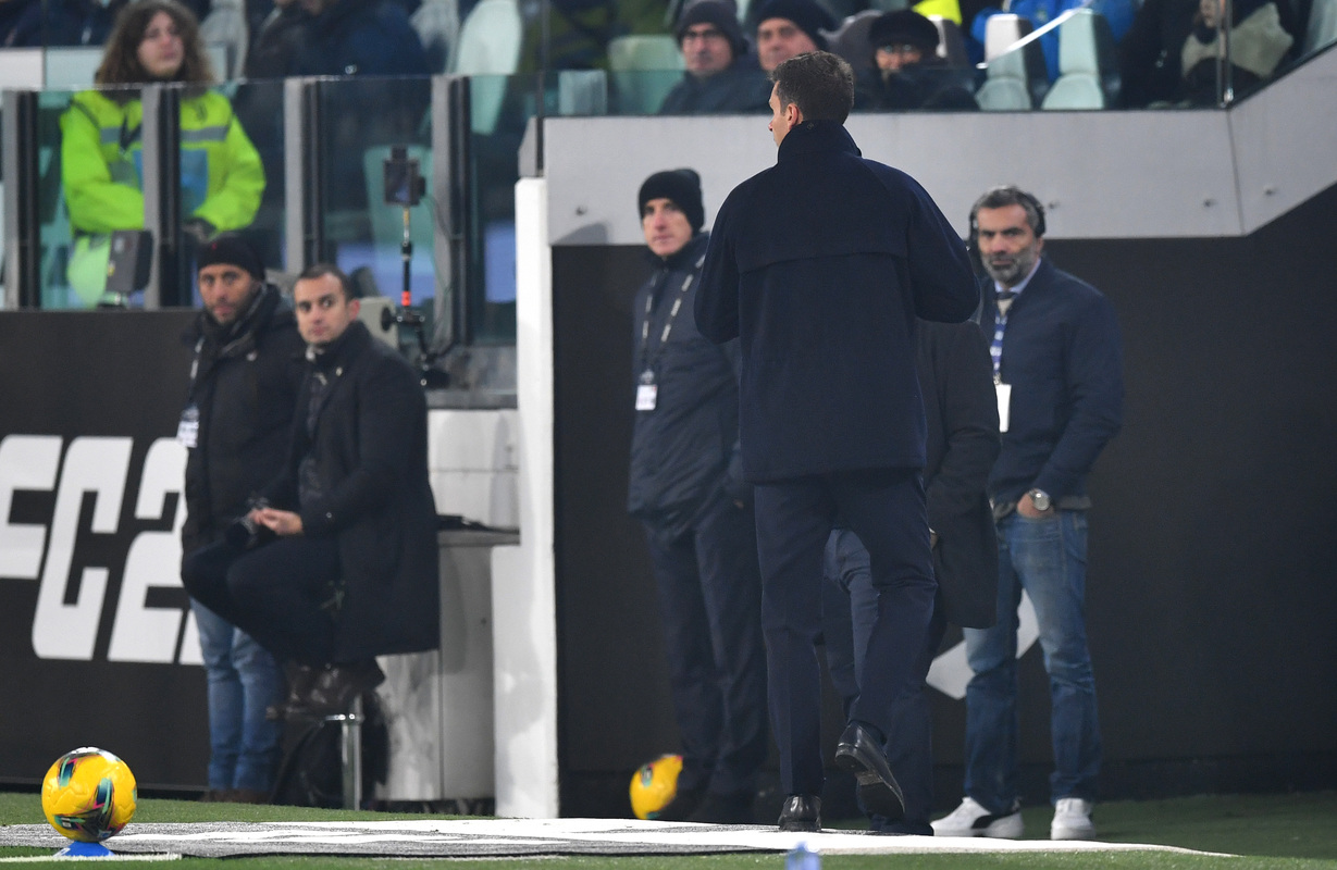 Thiago Motta, entraîneur-chef de la Juventus, réagit au carton rouge qui lui a été donné par l'arbitre du match, Matteo Marchetti (non représenté) lors du match de Serie A entre la Juventus et Bologne au stade Allianz le 7 décembre 2024 à Turin, en Italie. (Photo de Valerio Pennicino/Getty Images)