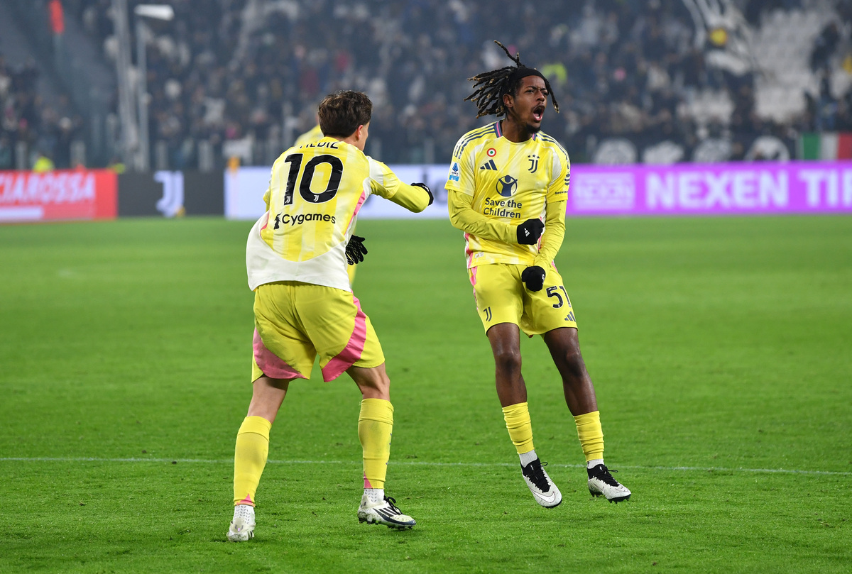 Samuel Mbangula célèbre le deuxième but de son équipe avec ses coéquipiers Kenan Yildiz de la Juventus lors du match de Serie A entre la Juventus et Bologne au stade Allianz le 7 décembre 2024 à Turin, en Italie. (Photo de Valerio Pennicino/Getty Images)