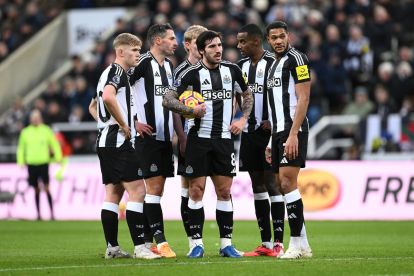 Newcastle players chat amongst themselves as Sandro Tonali prepares to take a free kick during the Premier League match between Newcastle United FC and Leicester City FC at St James' Park on December 14, 2024 in Newcastle upon Tyne, England. (Photo by Stu Forster/Getty Images)