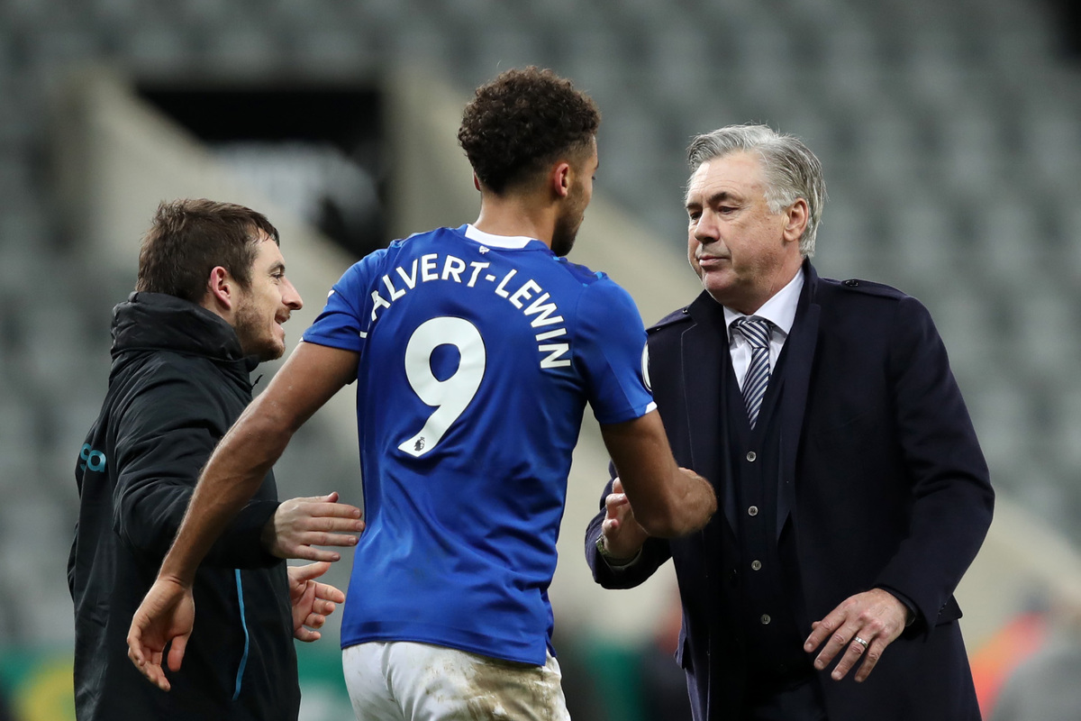 Carlo Ancelotti, directeur d'Everton, célèbre avec Dominic Calvert-Lewin d'Everton après la victoire de leurs équipes lors du match de Premier League entre Newcastle United et Everton FC à St. James Park le 28 décembre 2019 à Newcastle upon Tyne, Royaume-Uni. (Photo par Ian MacNicol/Getty Images)