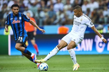 (R) Kylian Mbappe from Real Madrid fights for the ball with (L) Ederson from Atalanta during the UEFA Super Cup 2024 match between Real Madrid and Atalanta BC at National Stadium on August 14, 2024 in Warsaw, Poland. (Photo by Adam Nurkiewicz/Getty Images)