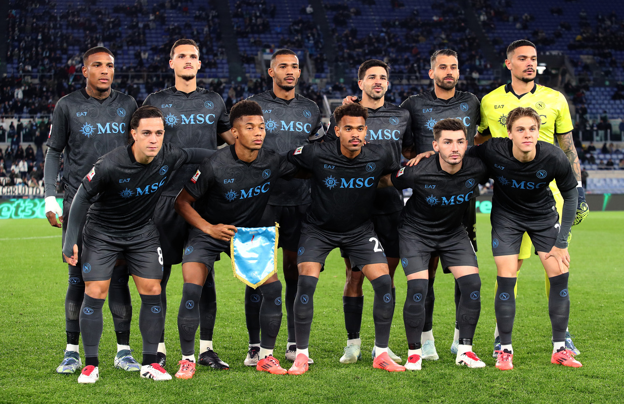 Naples pose pour une photo d'équipe avant le match de Coppa Italia entre SS Lazio et Naples au Stadio Olimpico le 5 décembre 2024 à Rome, Italie. (Photo de Paolo Bruno/Getty Images)