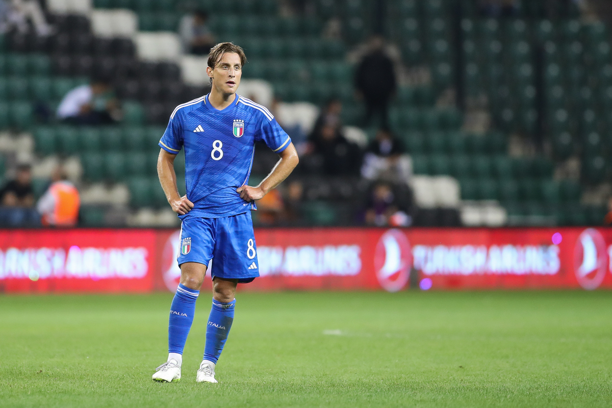 Edoardo Bove, d'Italie, regarde lors du match de qualification du Championnat d'Europe des moins de 21 ans de l'UEFA entre la Turquie et l'Italie au stade Kocaeli le 12 septembre 2023 à Kocaeli, Turquie. (Photo par Ahmad Mora/Getty Images)