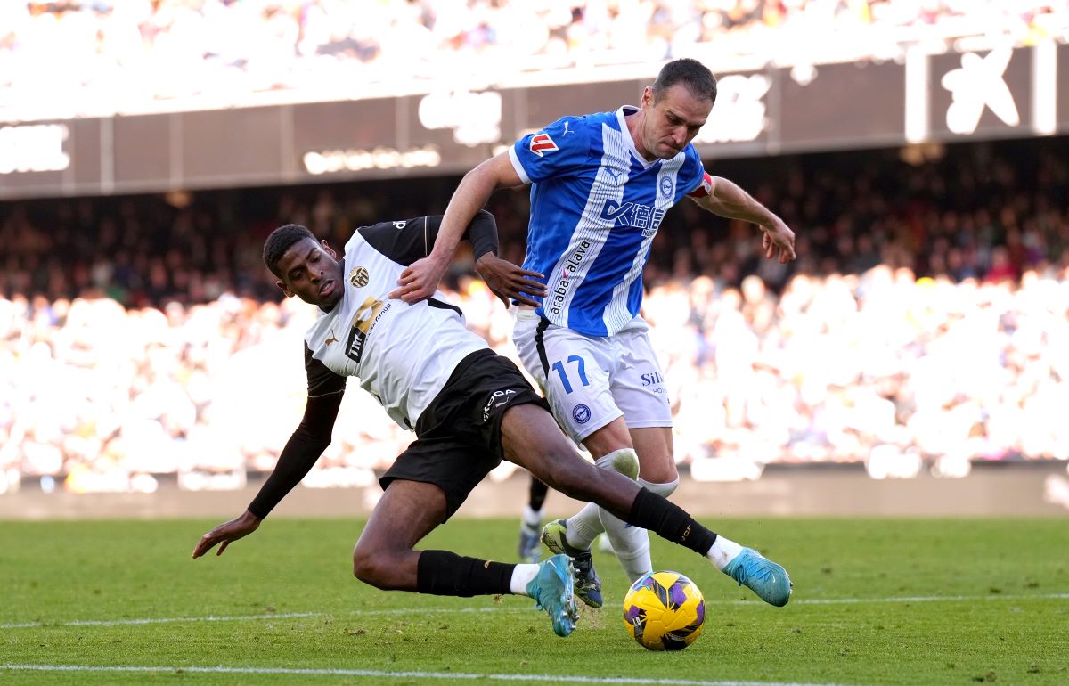 VALENCIA, SPAIN - DECEMBER 22: Cristhian Mosquera of Valencia CF challenges for the ball with Kike of Alaves during the LaLiga match between Valencia CF and Deportivo Alaves at Estadio Mestalla on December 22, 2024 in Valencia, Spain. (Photo by Aitor Alcalde/Getty Images)