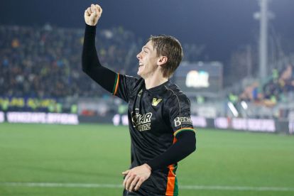 epa11857011 Venezias Alessio Zerbin celebrates after scoring the 1-0 goal during the Italian Serie A soccer match between Venezia FC and Hellas Verona FC in Venezia, Italy, 27 January 2025. EPA-EFE/Mattia Radoni