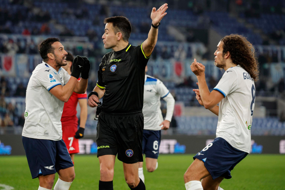 epa11855584 les joueurs du Latium se disputent avec l'arbitre Antonio Rapuano lors du match de football italien Serie A entre SS Lazio et ACF Fiorentina au stade Olimpico de Rome, Italie, 26 janvier 2025. EPA-EFE/GIUSEPPE LAMI