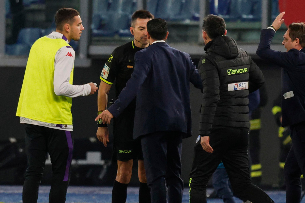 epa11855565 Fiorentina's head coach Raffaele Palladino argues with referee Antonio Rapuano during the Italian Serie A soccer match between SS Lazio vs ACF Fiorentina at the Olimpico stadium in Rome, Italy, 26 January 2025. EPA-EFE/GIUSEPPE LAMI