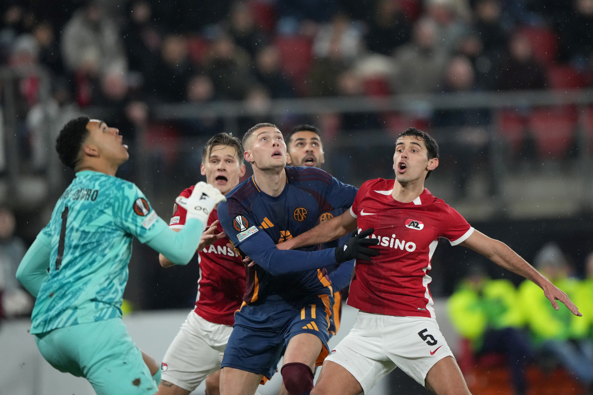 ALKMAAR, PAYS-BAS - JANVIER 23 : Artem Dovbyk #11 de l'AS Roma et Alexandre Penetra #5 de l'AZ Alkmaar se bousculent pour le ballon dans la première moitié du match MD7 de la phase de ligue 2024/25 de l'UEFA Europa League entre l'AZ Alkmaar et l'AS Roma à l'AZ Stadion le 23 janvier 2025 à Alkmaar, Pays-Bas. (Photo par Alex Bierens de Haan/Getty Images)