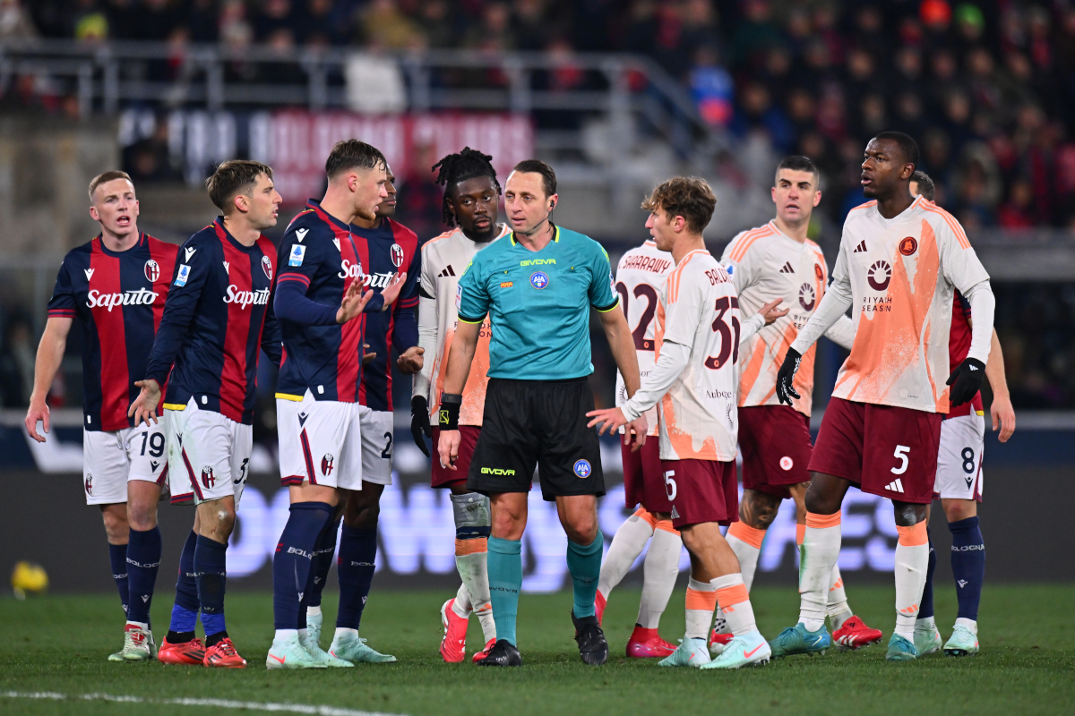 BOLOGNE, ITALIE - 12 JANVIER : les joueurs de Bologne et de l'AS Roma parlent à Rosario Abisso, l'arbitre du match après que l'AS Roma ait reçu une pénalité lors du match de Serie A entre Bologne et l'AS Roma au Stadio Renato Dall'Ara le 12 janvier 2025 à Bologne , Italie. (Photo d'Alessandro Sabattini/Getty Images)