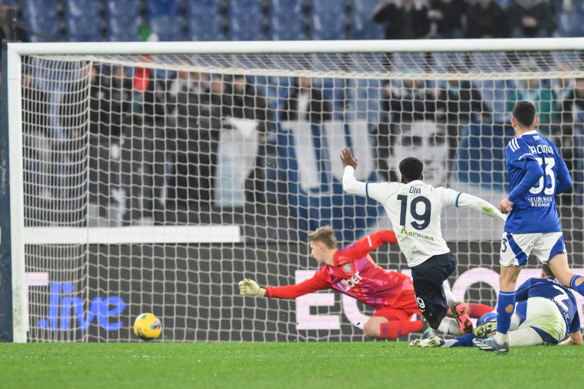 epa11817409 Boulaye Dia of Lazio (R) scores the 1-0 goal during the Italian Serie A soccer match between SS Lazio and Como 1907, in Rome, Italy, 10 January 2025. EPA-EFE/ALESSANDRO DI MEO