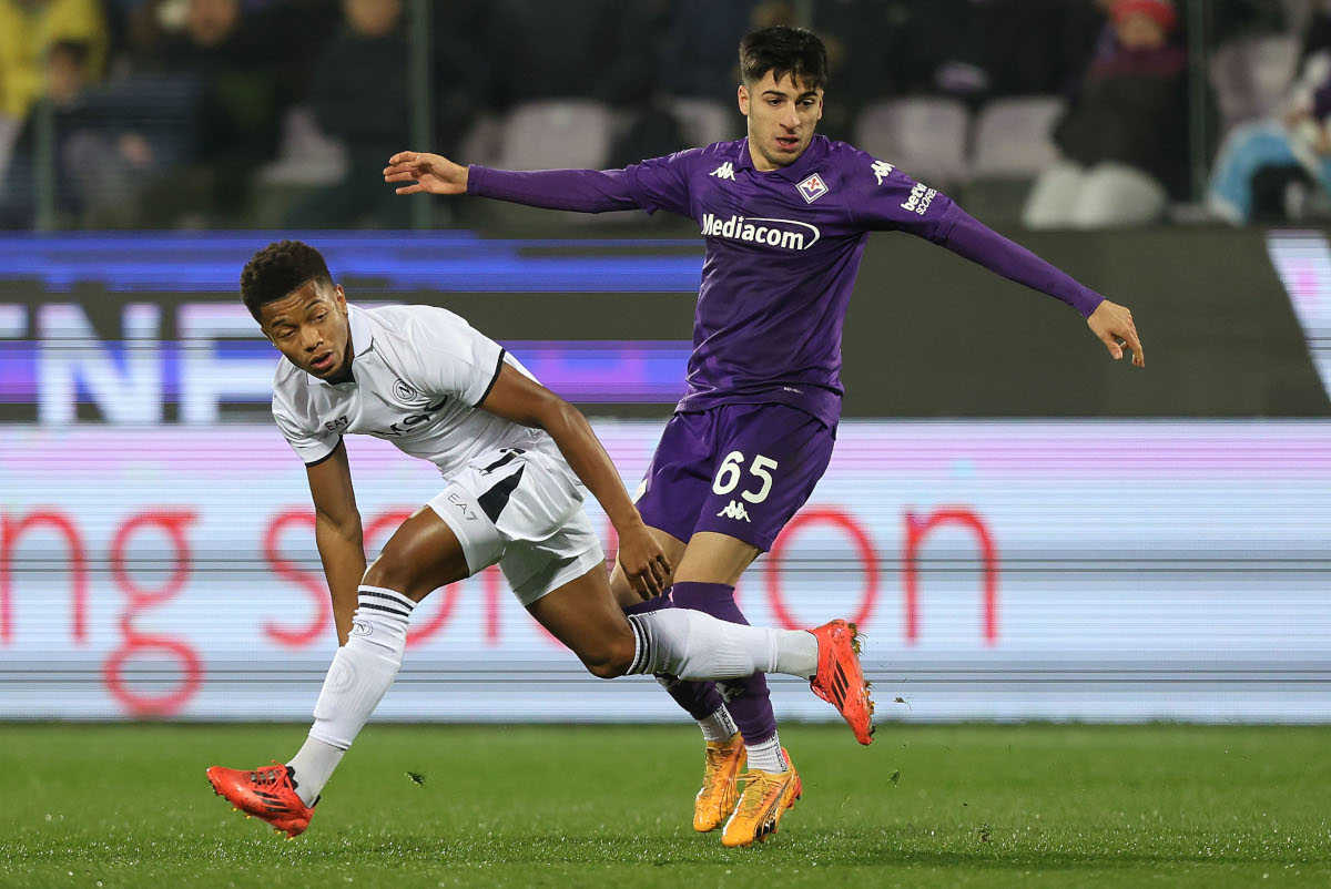 FLORENCE, ITALIE - 4 JANVIER : Fabiano Parisi de l'ACF Fiorentina en action contre David Neres de SSC Napoli lors du match de Serie A entre la Fiorentina et Naples au Stadio Artemio Franchi le 4 janvier 2025 à Florence, Italie. (Photo de Gabriele Maltinti/Getty Images)