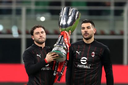 Supercoppa MILAN, ITALY - JANUARY 11: Davide Calabria and Theo Hernandez of AC Milan hold up the Italian super cup prior to the Serie A match between AC Milan and Cagliari at Stadio Giuseppe Meazza on January 11, 2025 in Milan, Italy. (Photo by Marco Luzzani/Getty Images)