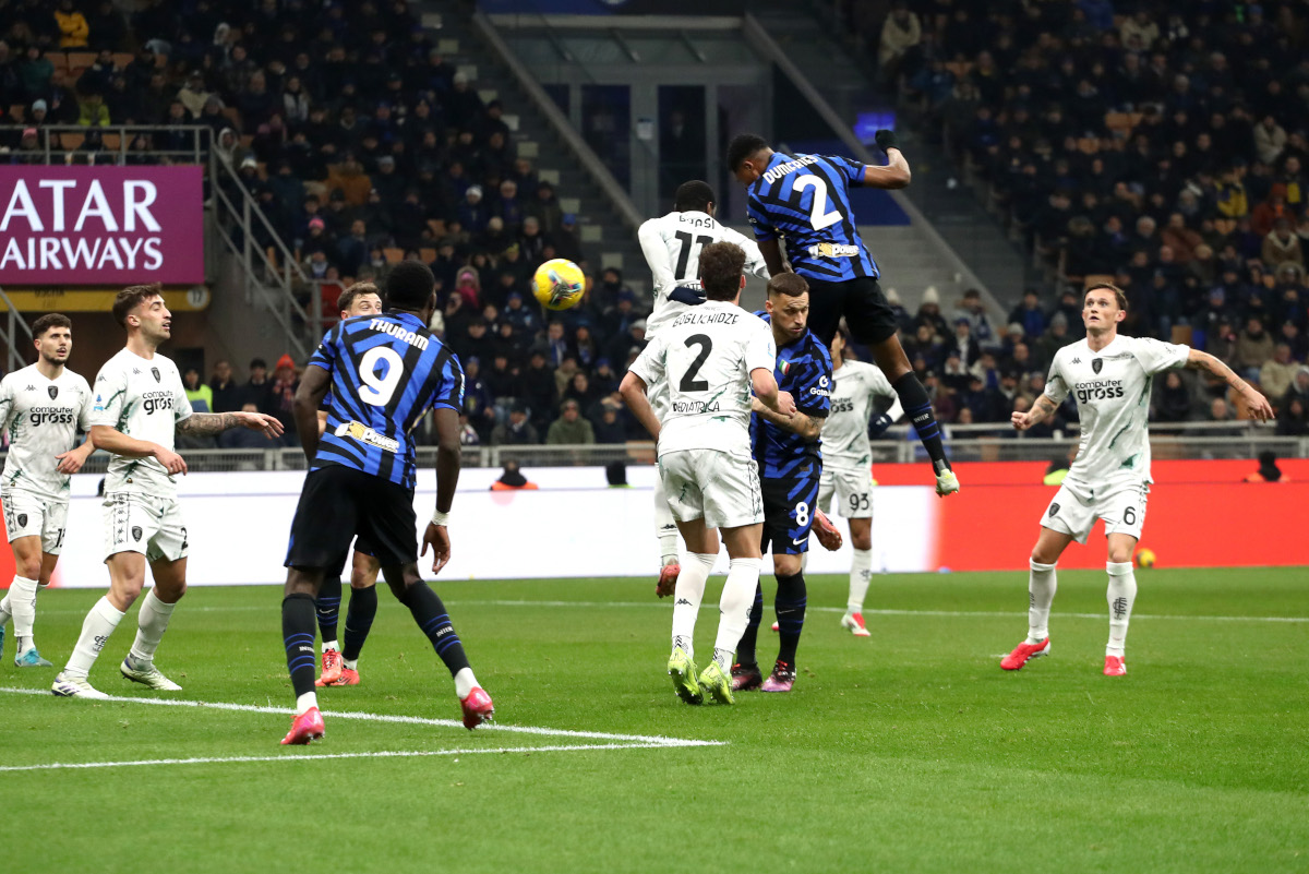 MILAN, ITALY - JANUARY 19: Denzel Dumfries of FC Internazionale scores his team's second goal during the Serie A match between FC Internazionale and Empoli at Stadio Giuseppe Meazza on January 19, 2025 in Milan, Italy. (Photo by Marco Luzzani/Getty Images)