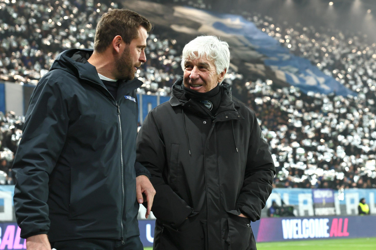epa11842659 l'entraîneur d'Atalanta Gian Piero Gasperini (R) et l'entraîneur de Sturm Graz Jurgen Saumel interagissent lors du match de football de la Ligue des champions de l'UEFA entre Atalanta BC et SK Sturm Graz au stade de Bergame, en Italie, le 21 janvier 2025. EPA-EFE/MICHELE MARAVIGLIA