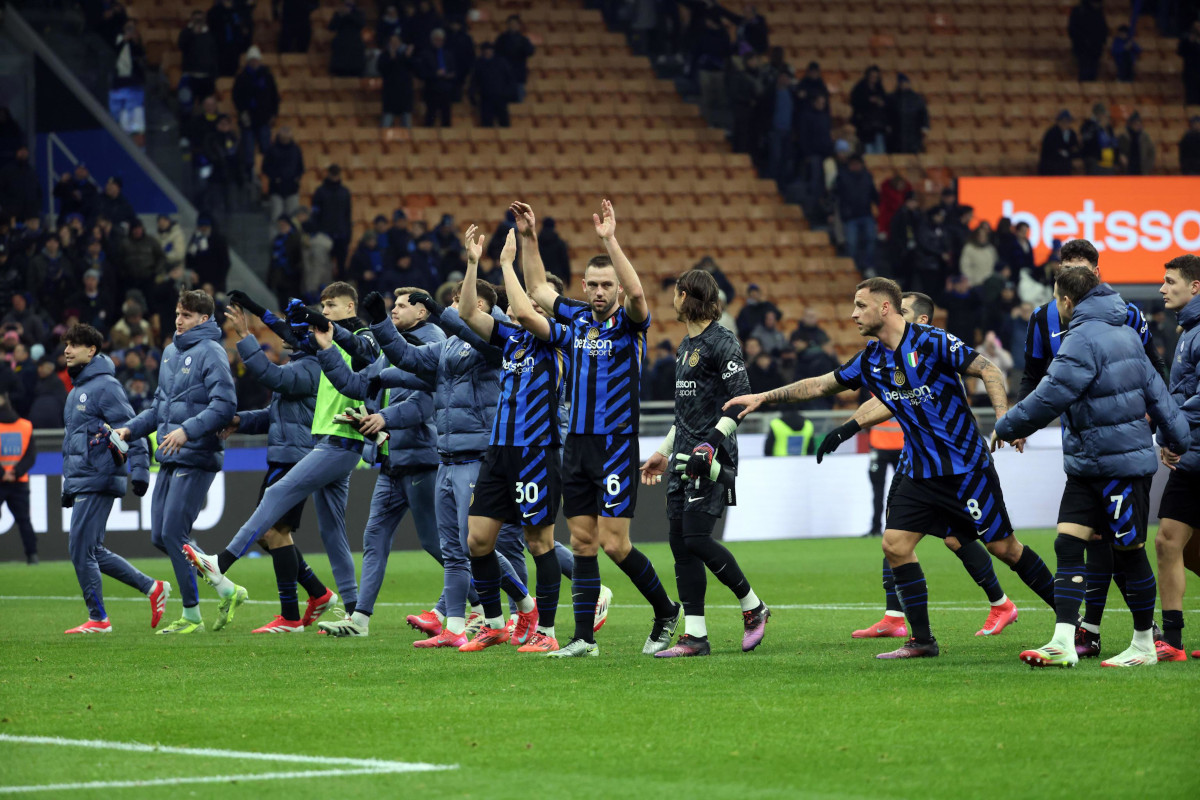 epa11837467 Les joueurs de l'Inter saluent leurs supporters après avoir remporté le match de football de Serie A italienne entre le FC Inter et l'Empoli FC, à Milan, Italie, le 19 janvier 2025. EPA-EFE/MATTEO BAZZI