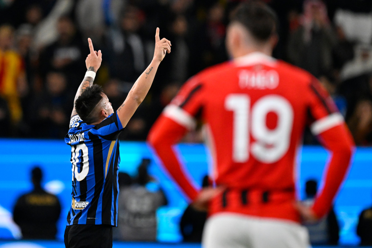 epa11810265 Inter's Lautaro Martinez (L) celebrates after scoring the 1-0 goal during the Supercoppa Italiana final match between FC Inter and AC Milan, in Riyadh, Saudi Arabia, 06 January 2025. EPA-EFE/STRINGER