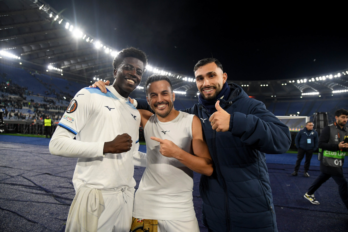 ROME, ITALIE - JANVIER 23 : Mahamadou Balde, Pedro Rodrigo et Valentin Castellanos de SS Lazio célèbrent une victoire lors du match MD7 de l'UEFA Europa League 2024/25 League Phase entre SS Lazio et Real Sociedad de Futbol au Stadio Olimpico le 23 janvier 2025 à Rome , Italie. (Photo de Marco Rosi – SS Lazio/Getty Images)