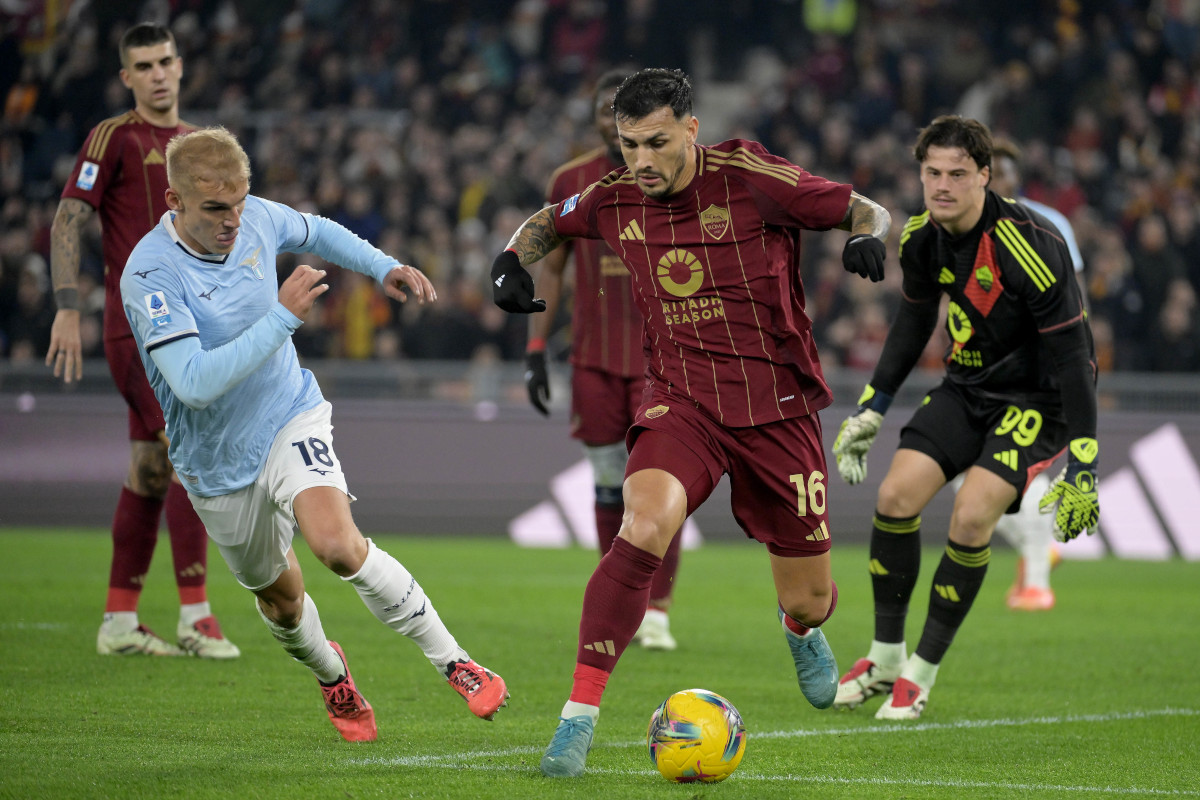 Roma, Italia - 05 de enero: Leandro Paredes de AS Roma compiten por la pelota con Gustav Isaksen de SS Lazio durante el partido de serie entre Roma y Lazio en Stadio Olimpico el 05 de enero de 2025 en Roma, Italia. (Foto de Marco Rosi - SS Lazio/Getty Images)