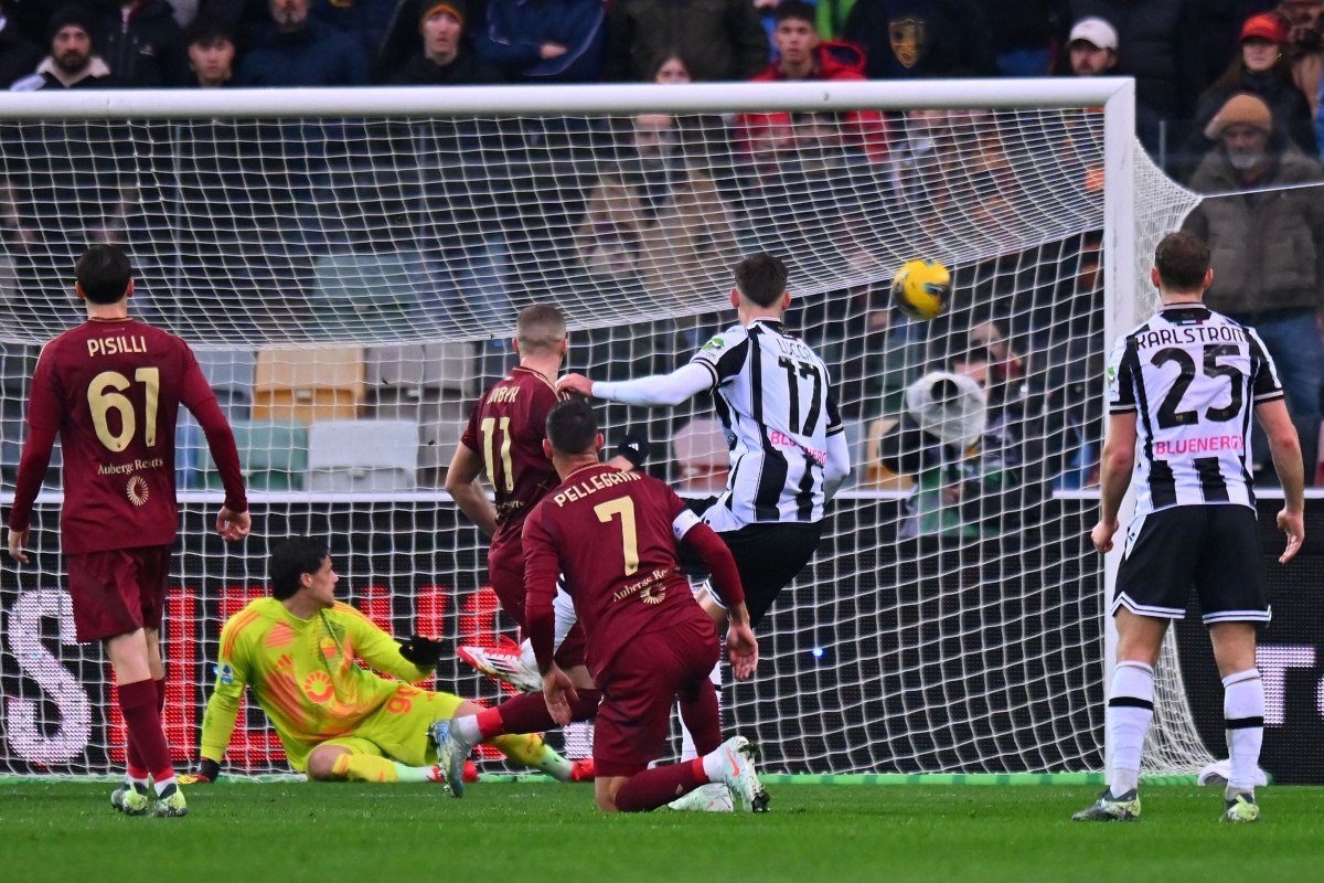 UDINE, ITALIA - 26 DE ENERO: Lorenzo Lucca de Udinese Calcio anota el gol inicial durante el partido de Serie A entre Udinese y AS Roma en el Stadio Friuli el 26 de enero de 2025 en Udine, Italia. (Foto de Alessandro Sabattini/Getty Images)