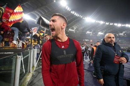 ROME, ITALY - JANUARY 05: Lorenzo Pellegrini of AS Roma celebrates after the team's victory in the Serie A match between AS Roma and SS Lazio at Stadio Olimpico on January 05, 2025 in Rome, Italy. (Photo by Paolo Bruno/Getty Images)
